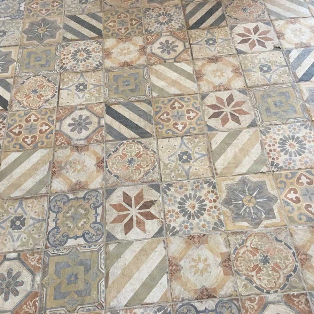 mediterran mintas padlolap jarolap csempe burkolat rusztikus vintage dekor furdoszoba folyoso nappali vintage festett cementlap hatasu burkolat fagyallo terasz kismeret 20x20.jpg